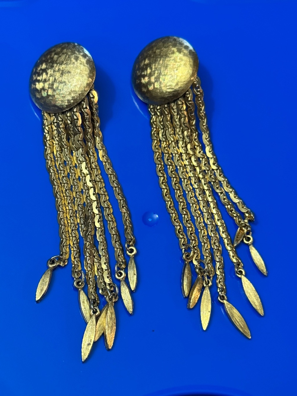 Vintage Gold Tone Hammered Dome Tassel Chain Clip-On Earrings 0314